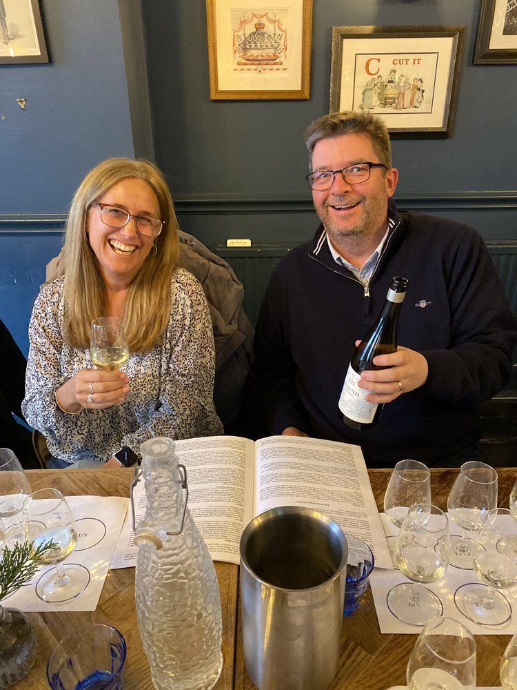 Premium Beginners wine course in London – two guests enjoying the tasting
